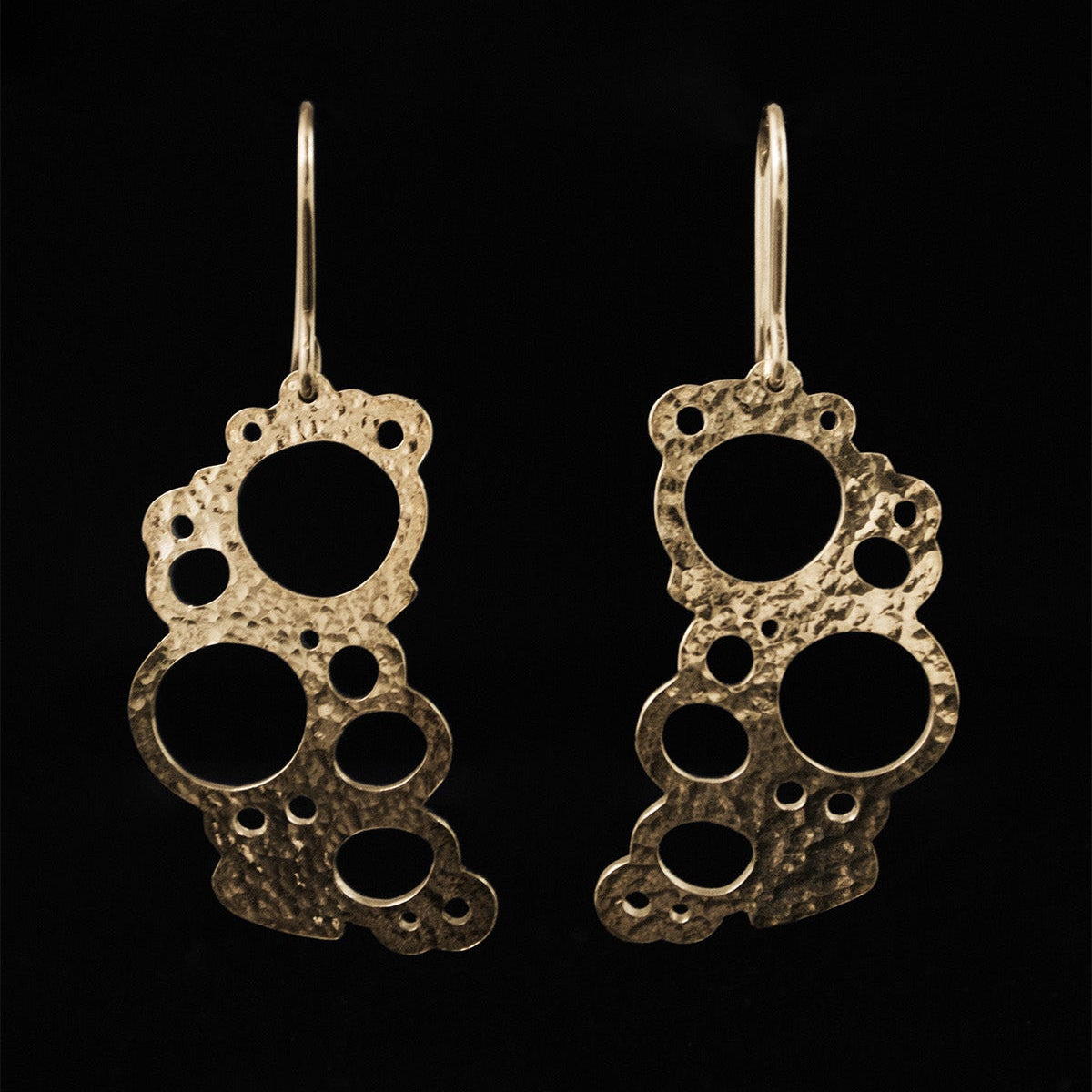 Rannalla-malliston korvakorut. Kullattua hopeaa. Koruissa on koukkumekanismi.