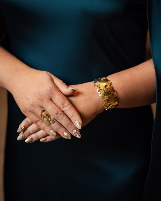 Kullatut Rannalla-korut. Kuva: Henri Korpi.