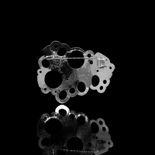 Hopeinen Rannalla-rintaneula takaapäin kuvattuna.