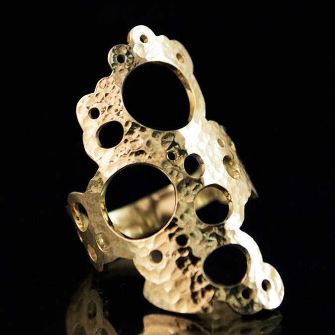 Rannalla-malliston näyttävä kullattu hopeasormus.