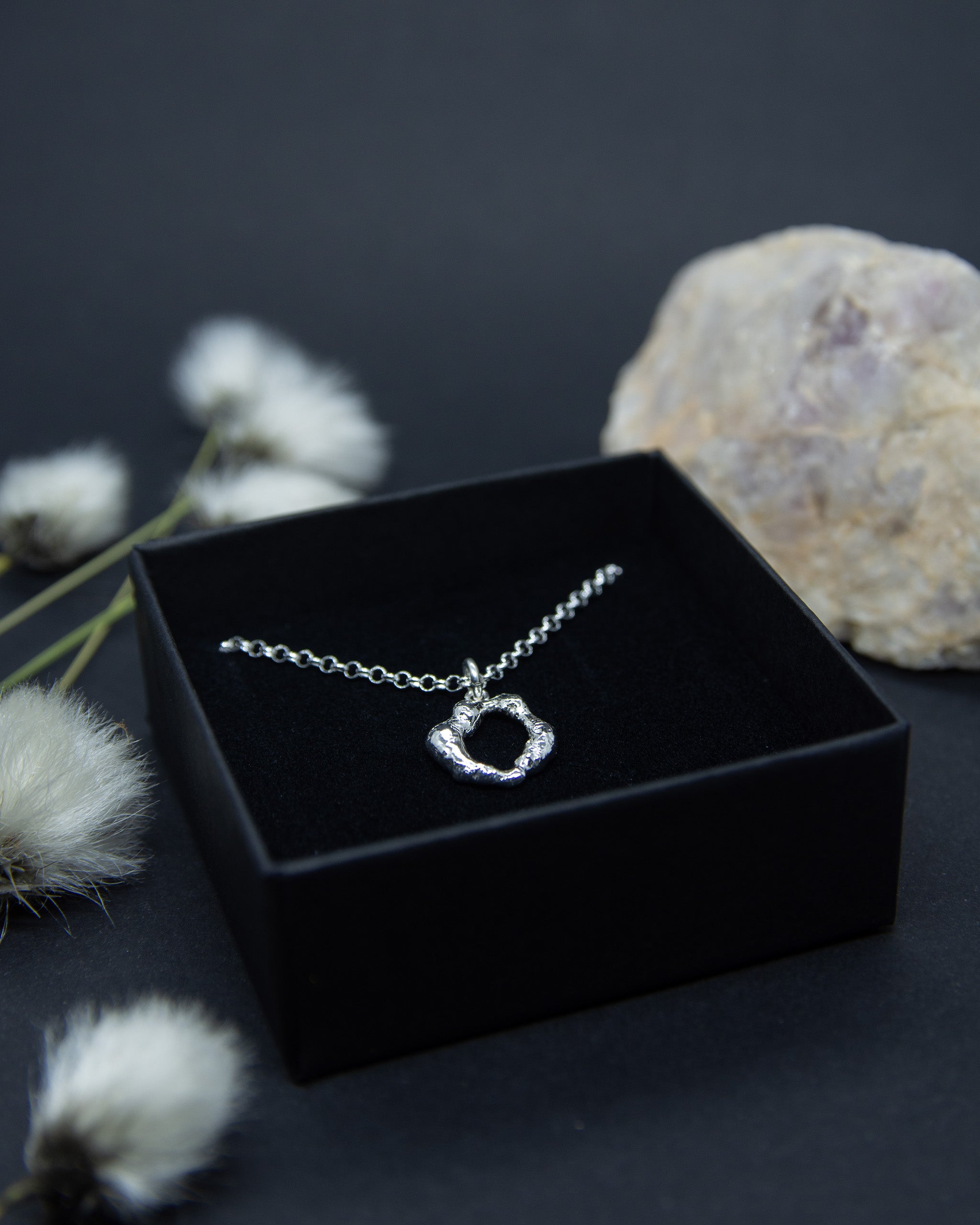 Hopeinen käsityönä tehty Erilaiset-malliston kaulakoru.