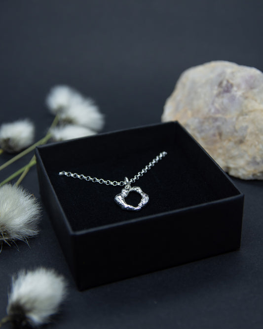 Hopeinen käsityönä tehty Erilaiset-malliston kaulakoru.