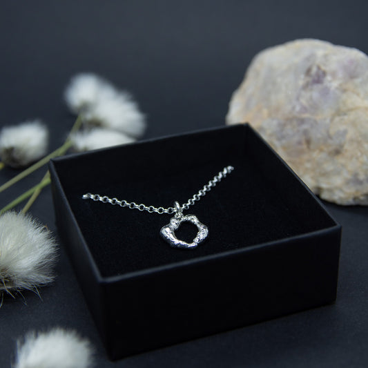 Hopeinen käsityönä tehty Erilaiset-malliston kaulakoru.