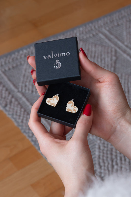 Oulu-aiheiset vanerikorvakorut koukkumekanismilla. Musta Valvimo-korurasia.