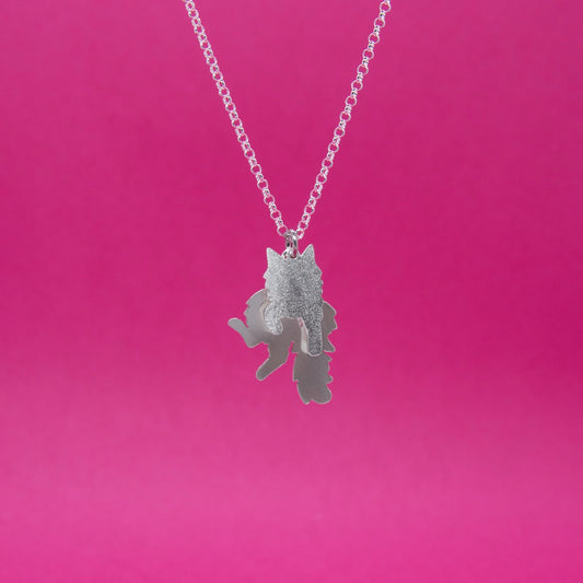 Kissa-aiheinen hopeakaulakoru.