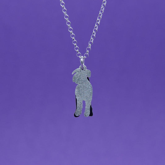 Hopeakaulakoru kaksiosaisella riipuksella, joka esittää suursnautseria. Riipus on edestä mattapintainen. Kaulakorussa on siro papuketju.