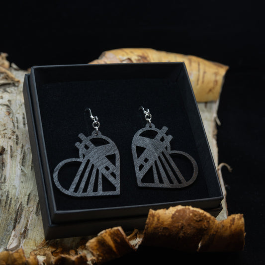 Jätkänkynttilä-silta -aiheiset mustat roikkuvat vanerikorvakorut.