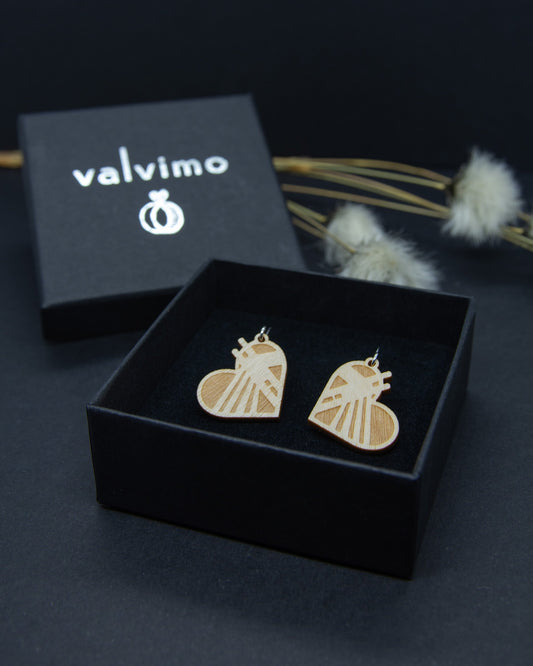 Rovaniemi-aiheiset pienet vanerikorvakorut koukkukiinnityksellä. Korut ovat mustassa Valvimo-korurasiassa.