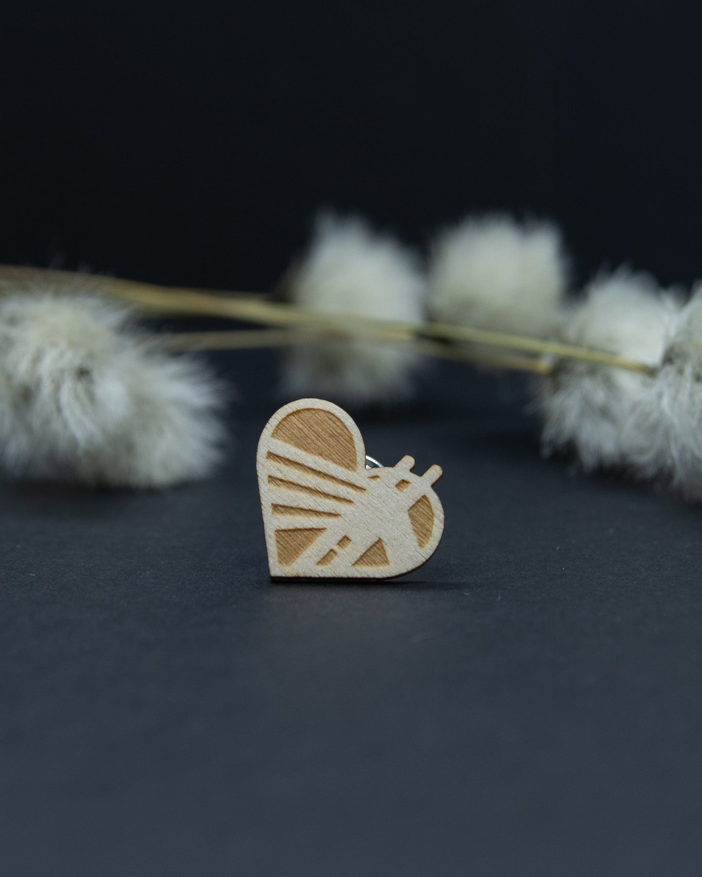 Rovaniemi-aiheinen pinssi. Pinssi on puunväristä koivuvaneria ja siinä on sydämen mallinen kehämuoto.