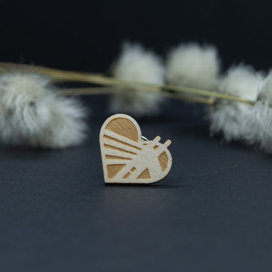 Rovaniemi-aiheinen pinssi. Pinssi on puunväristä koivuvaneria ja siinä on sydämen mallinen kehämuoto.