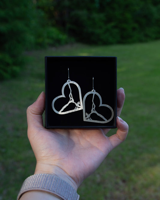 Mattapintaiset kookkaat Rovaniemi LOVE -korumalliston Rovaniemi-aiheiset hopeakorvakorut, joissa mattamainen pinta.