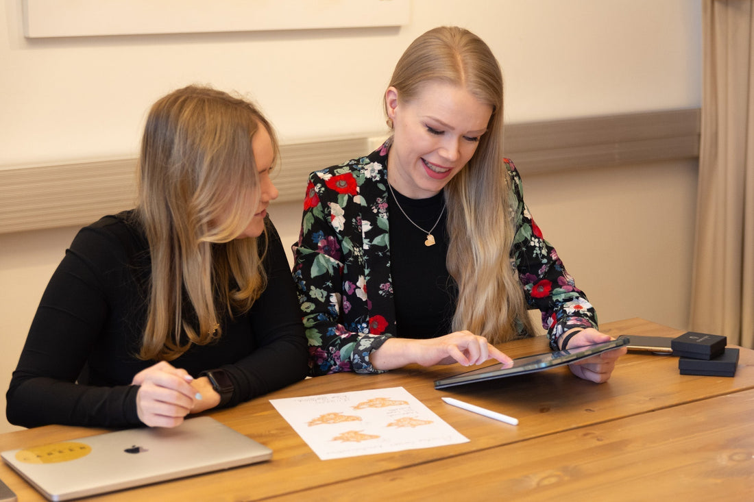 Yksilölliset hopeakorut kertovat tarinaa yrityksen arvoista ja yhteenkuuluvuudesta