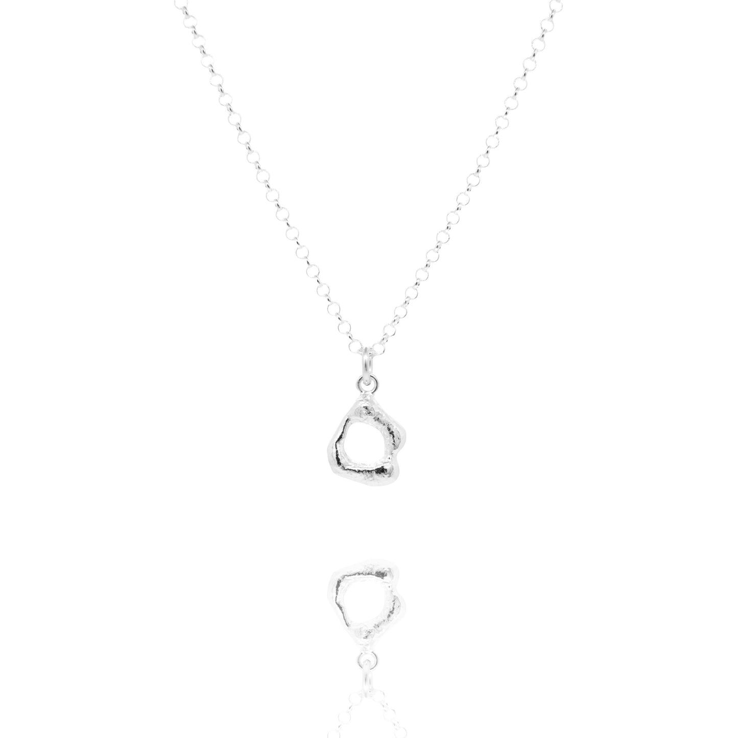 Hopeinen sievä kaulakoru.