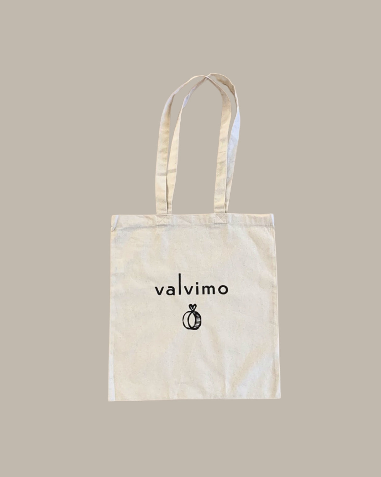 Luonnonvalkoinen kangaskassi pitkillä kantohihnoilla ja Valvimo-logolla.