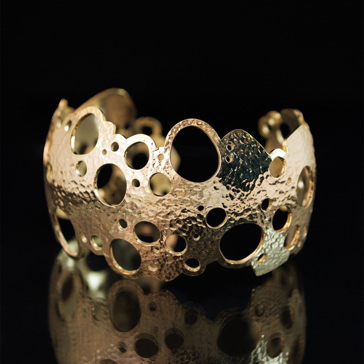 Kullanvärinen näyttävä Rannalla-rannekoru.