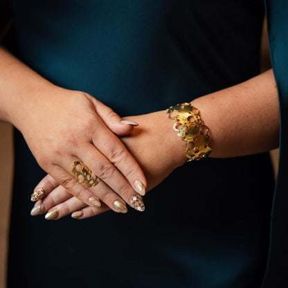 Kullatut Rannalla-korut. Kuva: Henri Korpi.