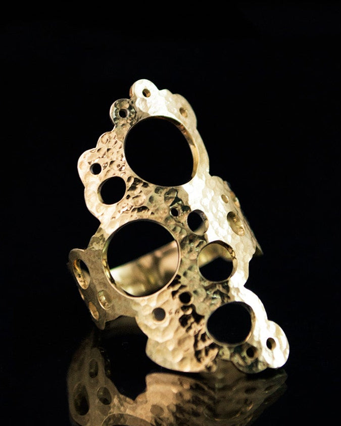 Rannalla-malliston näyttävä kullattu hopeasormus.