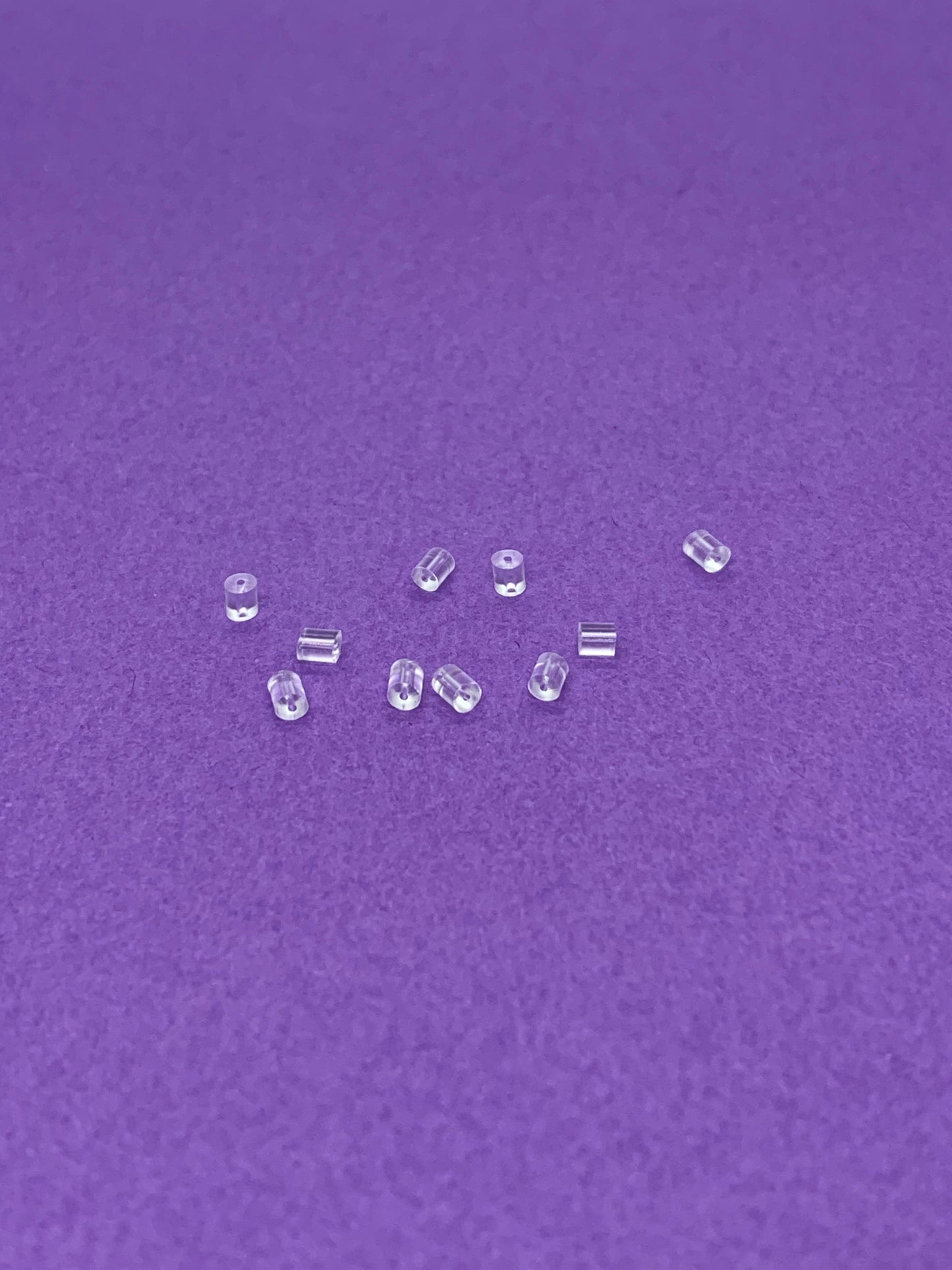 10 kpl kirkkaita silikonisia stoppareita korvakoruihin.