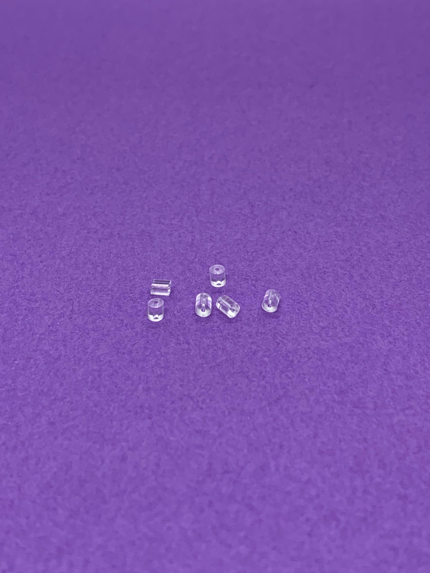 6 kpl kirkkaita korvakorujen silikonistoppareita.