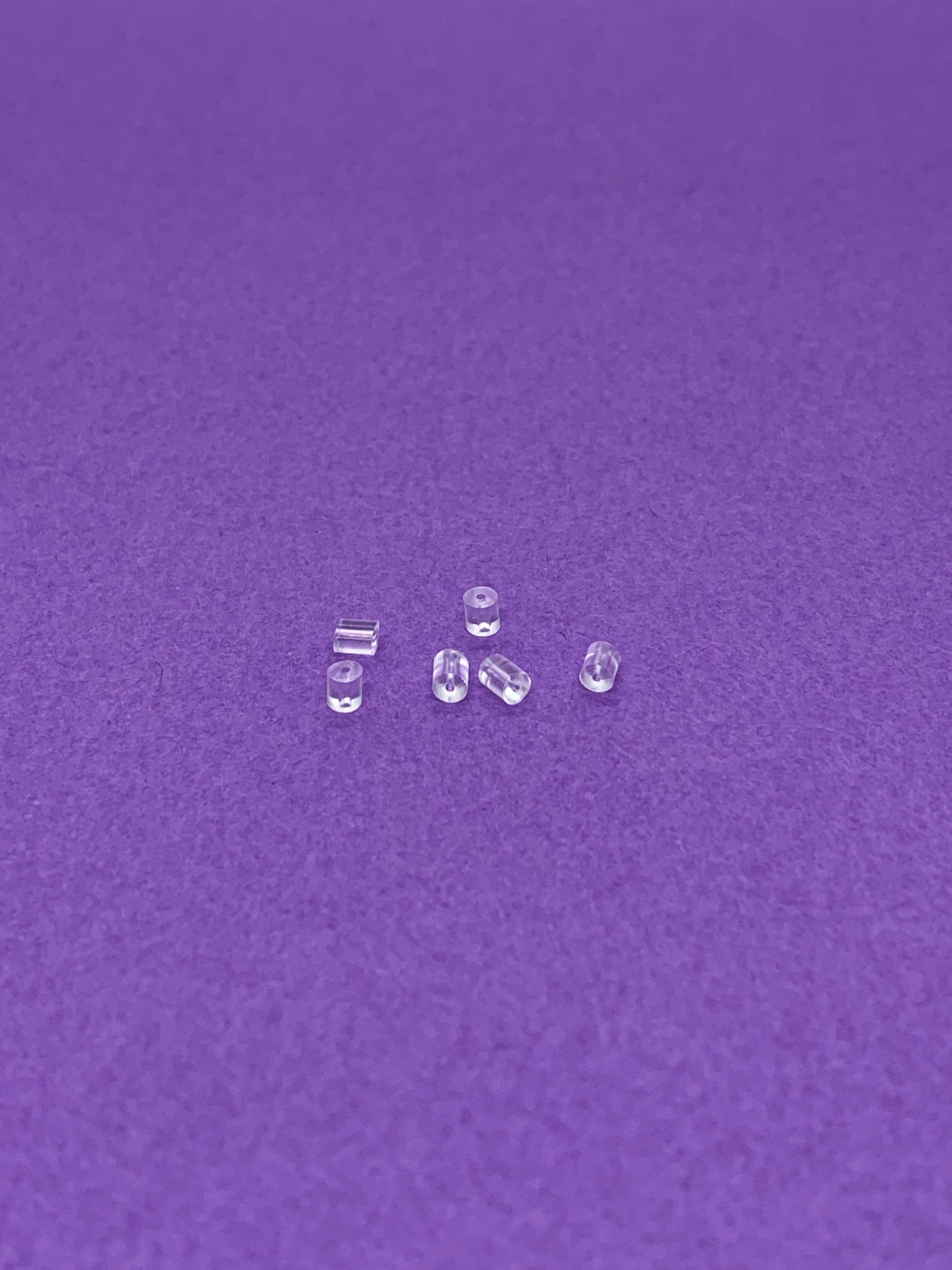 6 kpl kirkkaita korvakorujen silikonistoppareita.