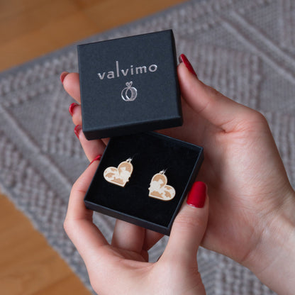 Oulu-aiheiset vanerikorvakorut koukkumekanismilla. Musta Valvimo-korurasia.