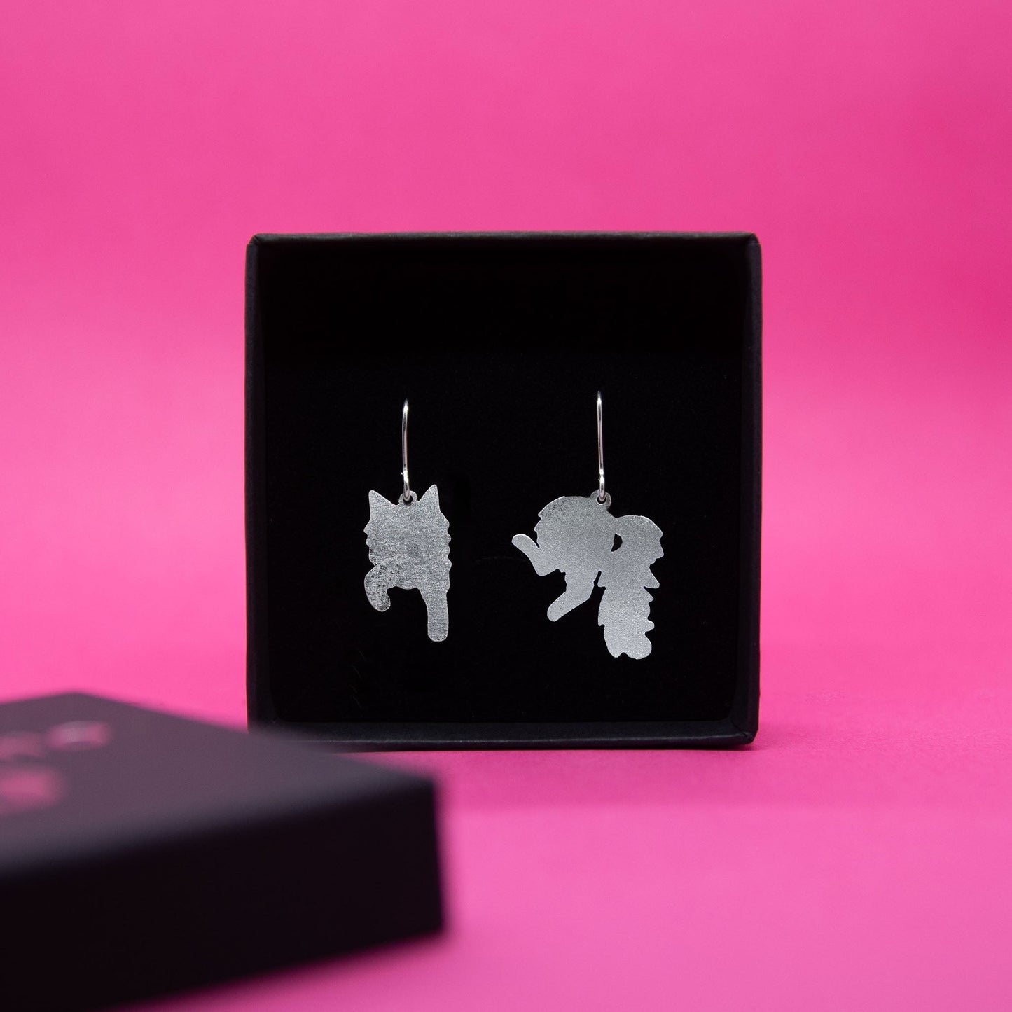 Hopeakorvakorut, joissa aiheena pitkäkarvainen kissa.