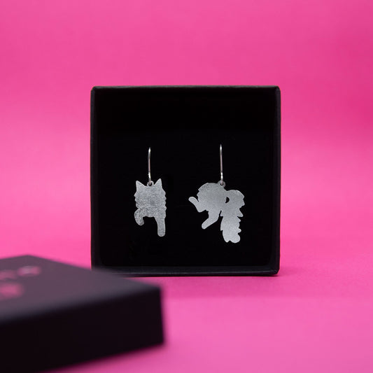 Hopeakorvakorut, joissa aiheena pitkäkarvainen kissa.