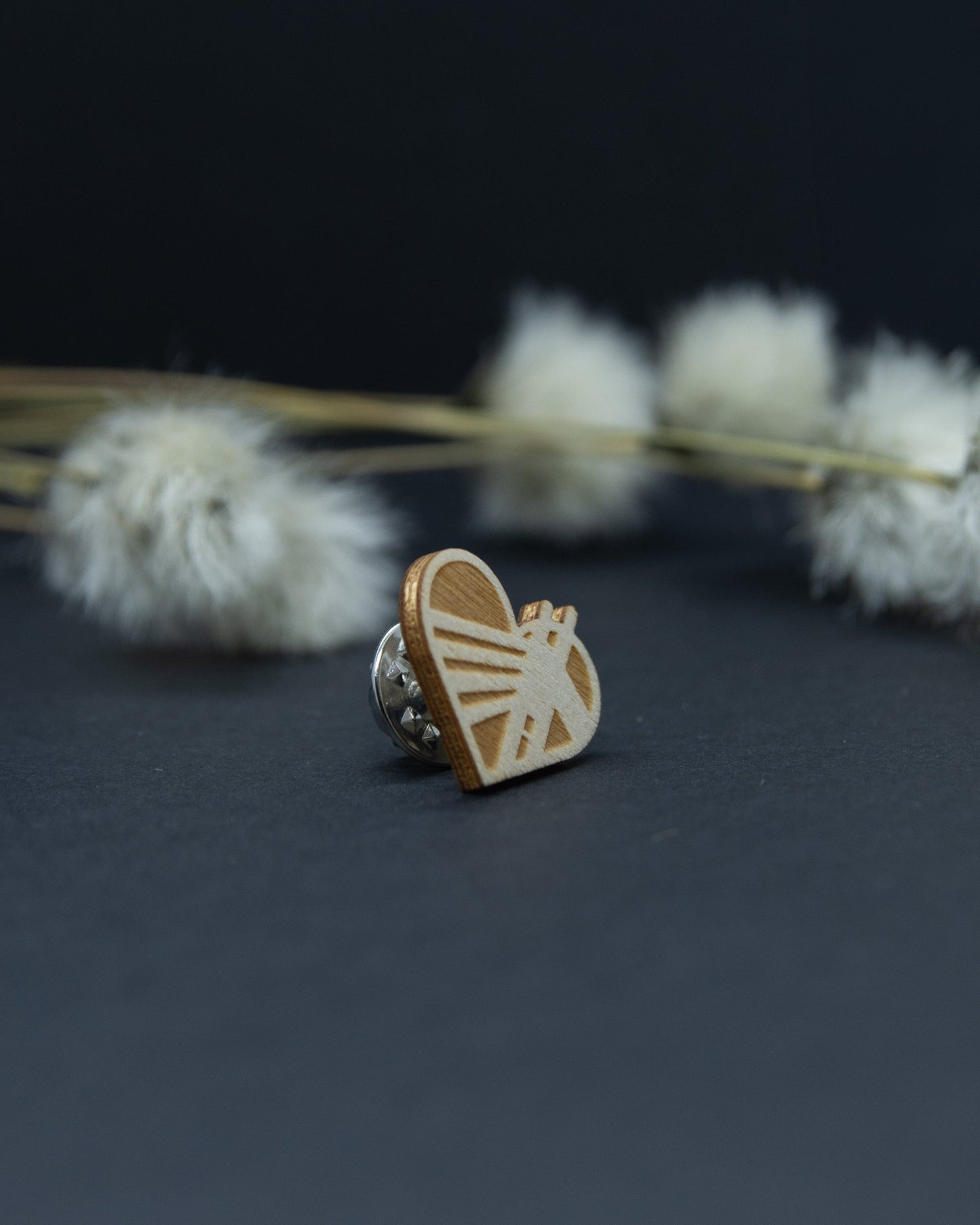 Jätkänkynttilä-sillasta inspiraationsa saanut vaneripinssi.