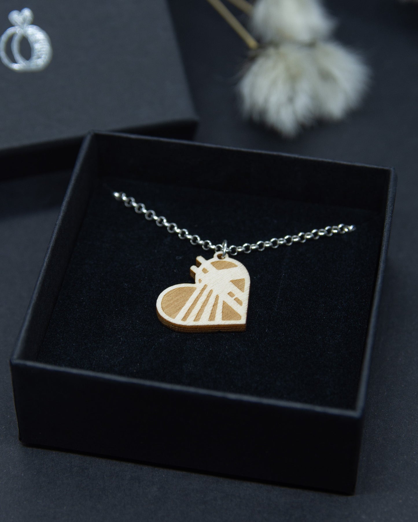 Rovaniemi-aiheinen pieni vanerikaulakoru. Korussa on hopeaketju ja riipuksesta voi tunnistaa Jätkänkynttilä-sillan siluetin.