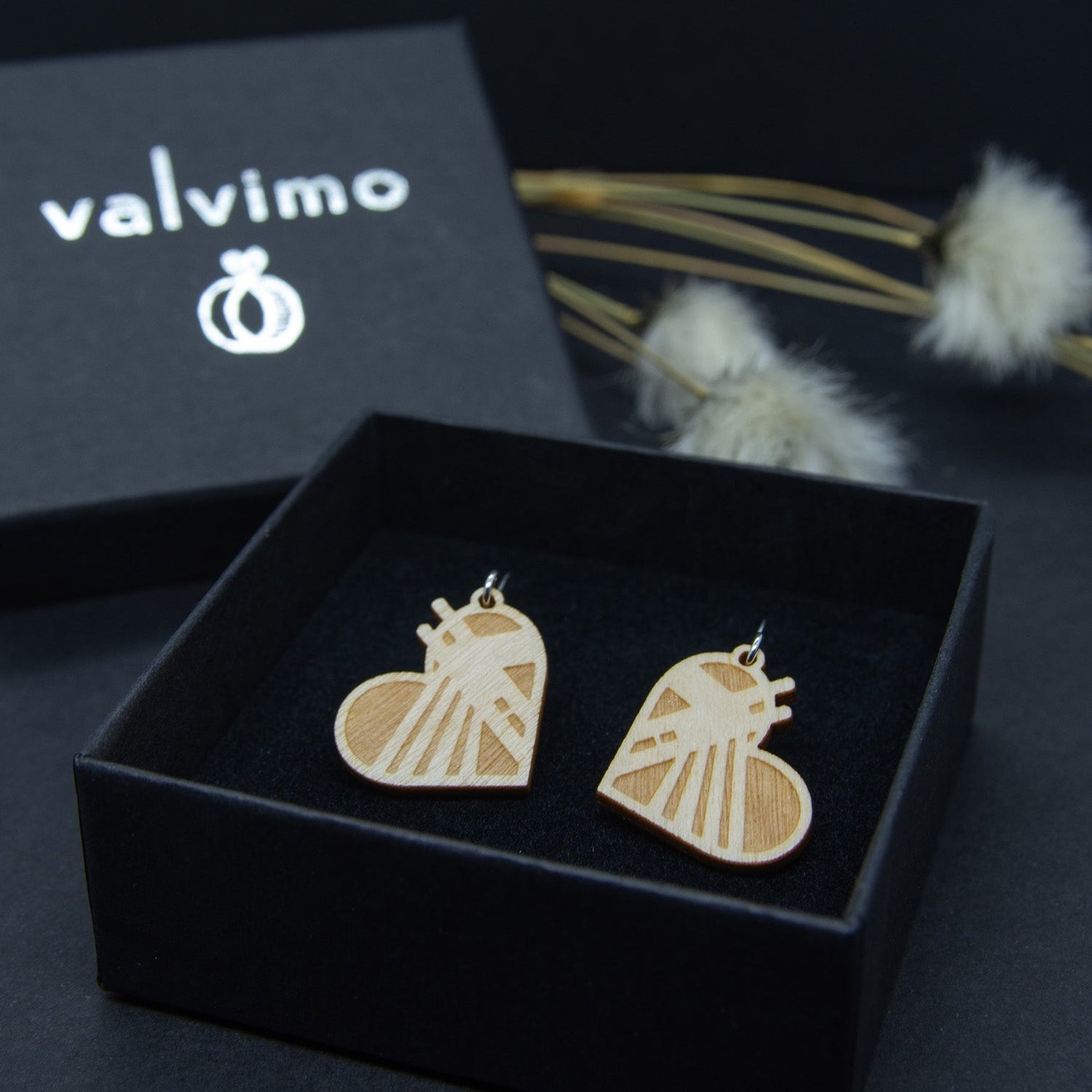 Rovaniemi-aiheiset pienet vanerikorvakorut koukkukiinnityksellä. Korut ovat mustassa Valvimo-korurasiassa.