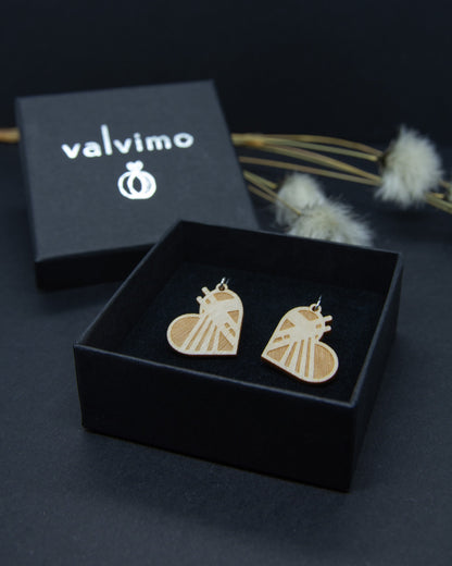 Rovaniemi-aiheiset pienet vanerikorvakorut koukkukiinnityksellä. Korut ovat mustassa Valvimo-korurasiassa.