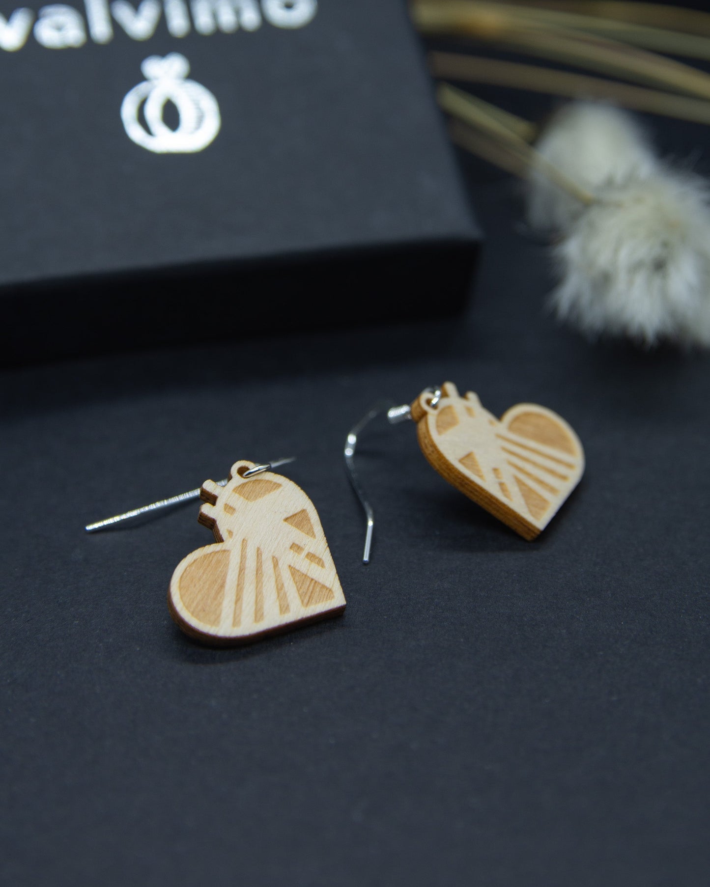 Sydämen malliset pienet vanerikorvakorut hopeakoukuilla. Koruista voi tunnistaa Jätkänkynttilä-sillan siluetin.