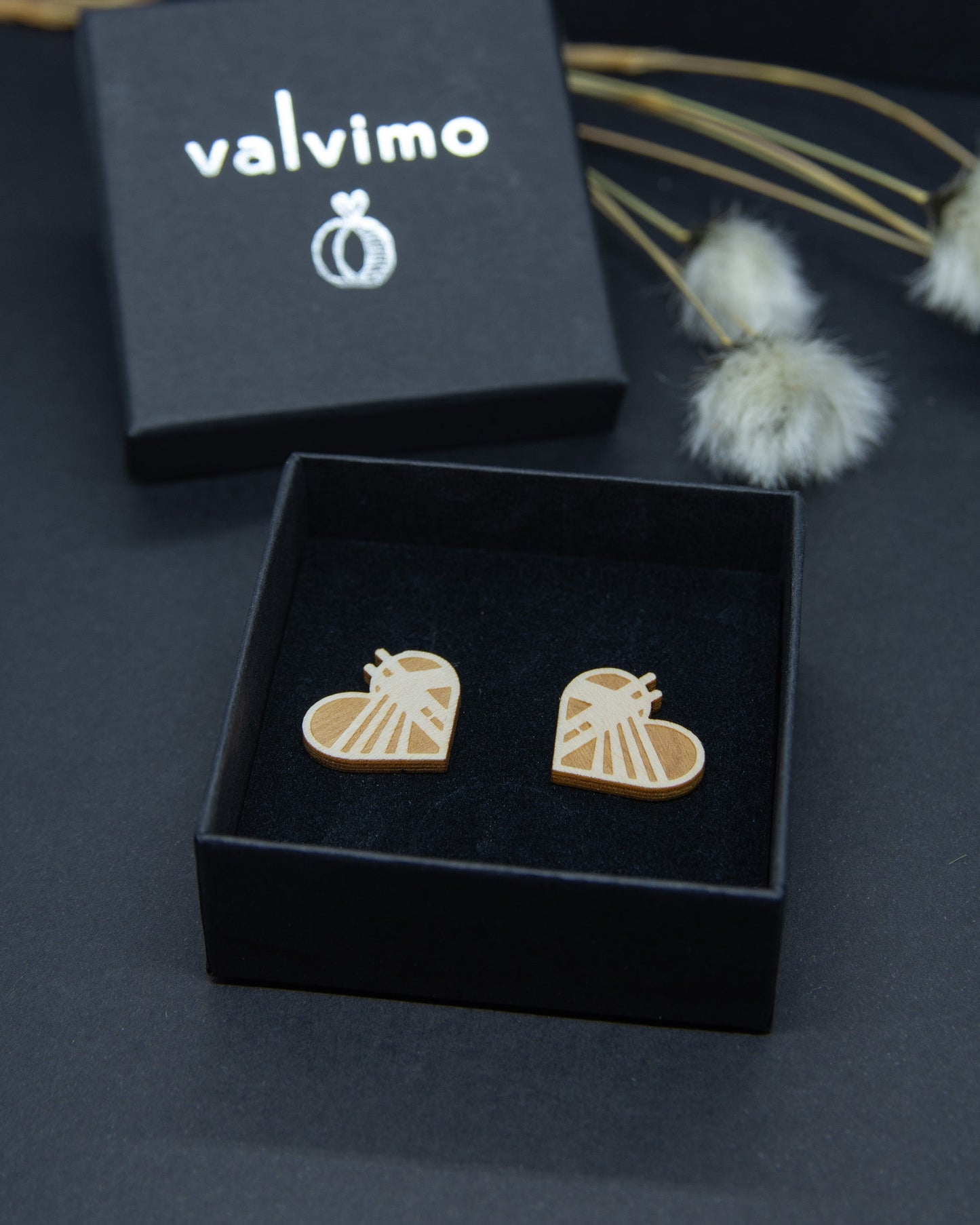 Puunväriset Jätkänkynttilä-silta -aiheiset vanerikorvakorut nappikiinnityksellä. KOrun ulkokehä muistuttaa sydäntä.